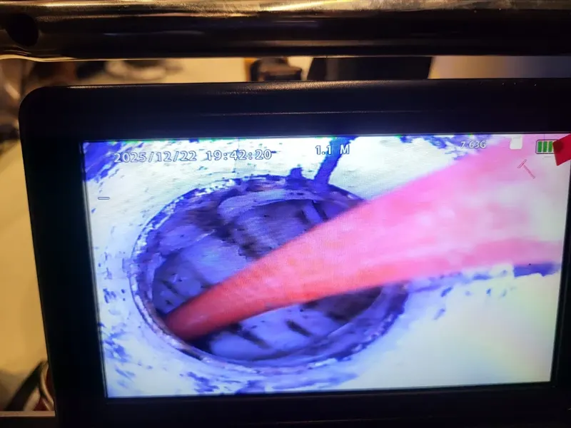 수영구 스프링 장비가 관 안으로 들어간 내시경 화면