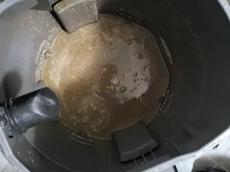 수영구 석션 장비 통에 빨려 나온 오수와 찌꺼기